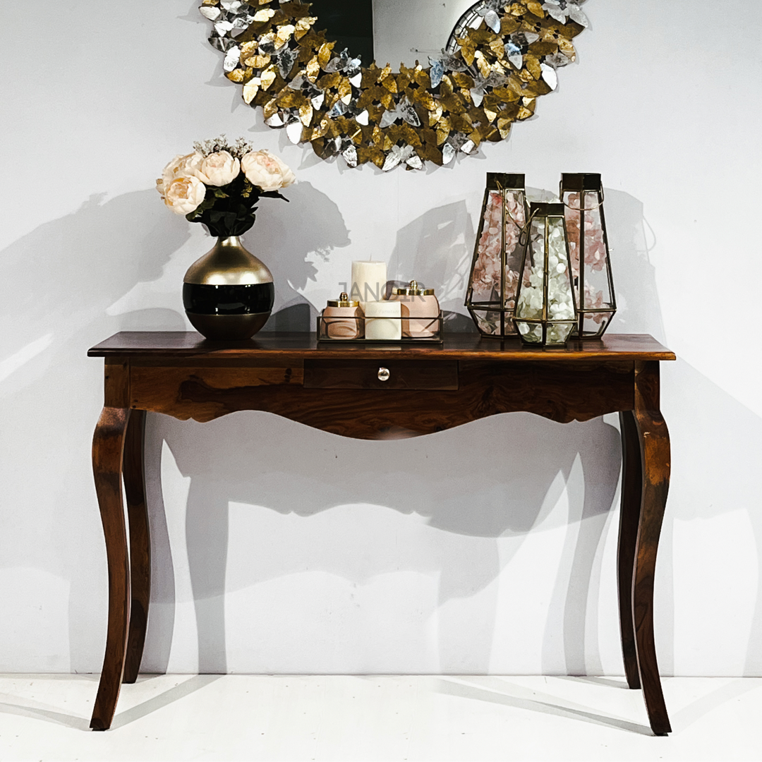 Discover the eloquence of our console table -  an evergreen design for your entryway, crafted wirh sheesham wood.  Shop online now and add a touch of tradition to your entryway !